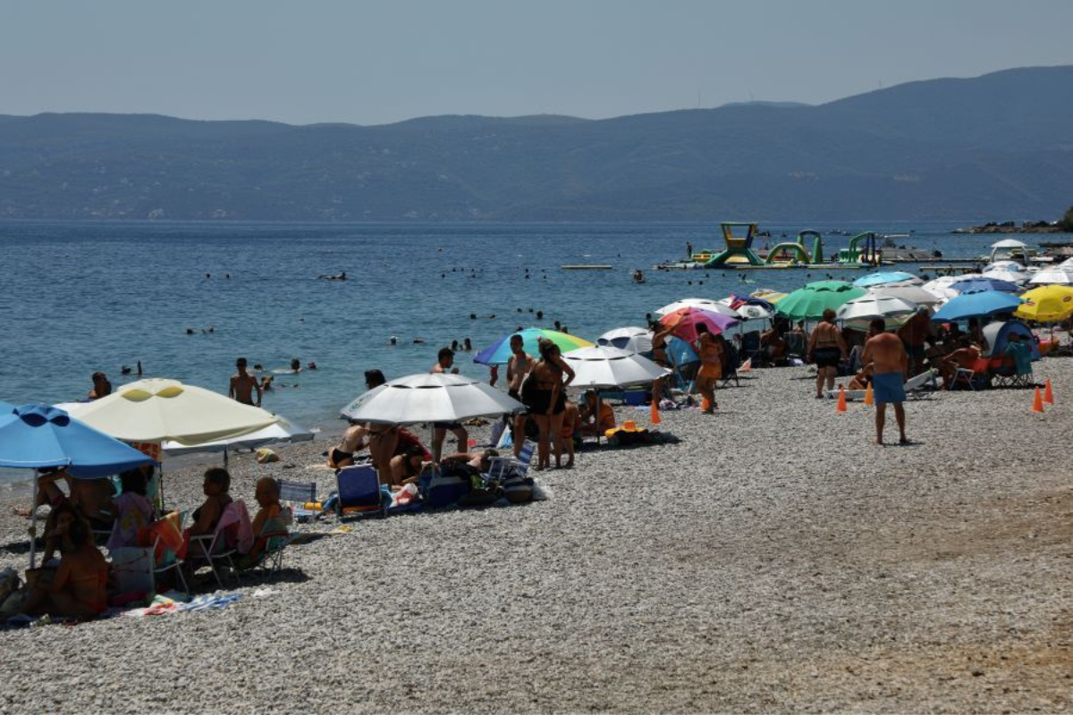 Καυτό Σαββατοκύριακο- Ξεχύθηκαν στις παραλίες
