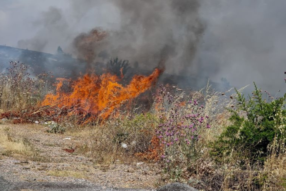 Ρόδος: Σε εξέλιξη φωτιά σε δύσβατο σημείο