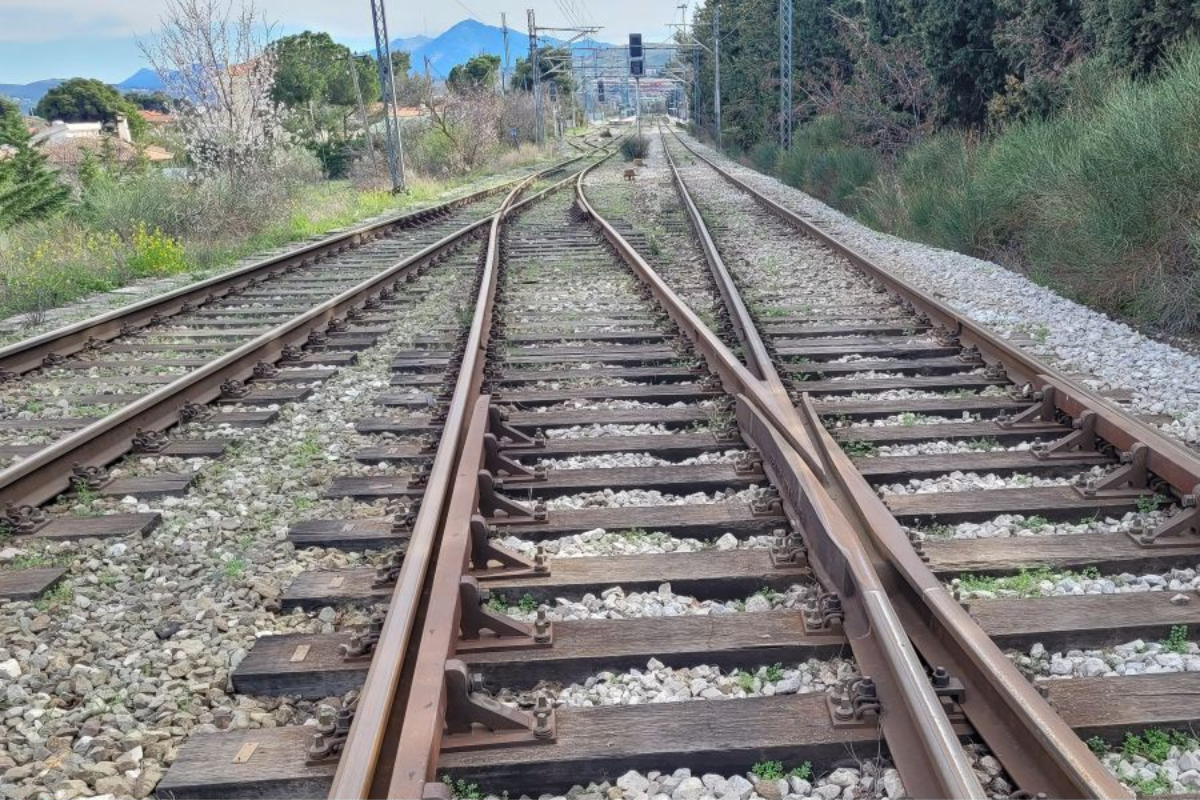 Oλοκληρώνονται οι εργασίες συντήρησης και καθαρισμού των σιδηροτροχιών σε όλη τη γραμμή Διακοφτό- Καλάβρυτα