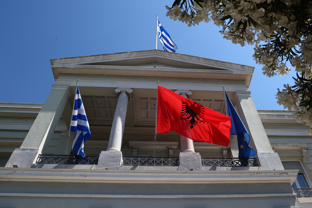 Σκηνές φαρ ουεστ στην Αλβανία – Έντονες ελληνικές αντιδράσεις