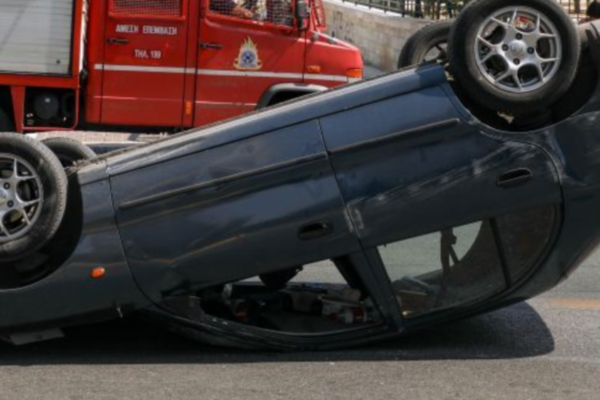 Αυτοκίνητο προσέκρουσε σε σταθμευμένα οχήματα και ανατράπηκε