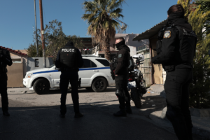 Εξάρθρωση εγκληματικής οργάνωσης που πουλούσε όπλα και ναρκωτικά