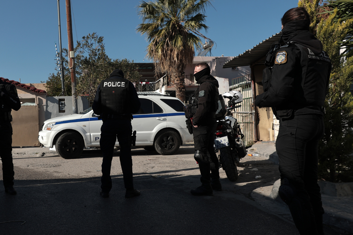 Εξάρθρωση εγκληματικής οργάνωσης που πουλούσε όπλα και ναρκωτικά