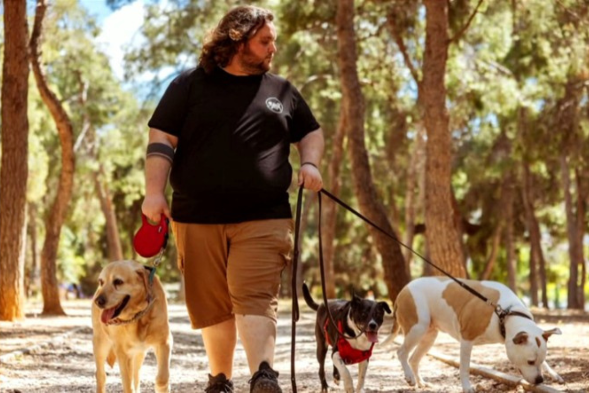 Dog Walker: Το επάγγελμα που δεν σταματά ούτε στον καύσωνα