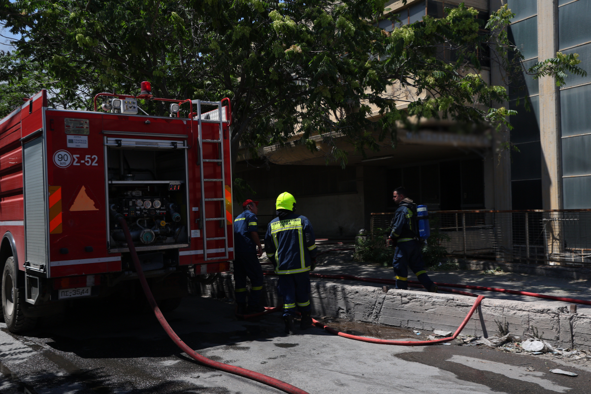 Βίντεο- Αιγάλεω: Καρέ-καρέ η κατάρρευση της στέγης από την πυρκαγιά σε εργοστάσιο