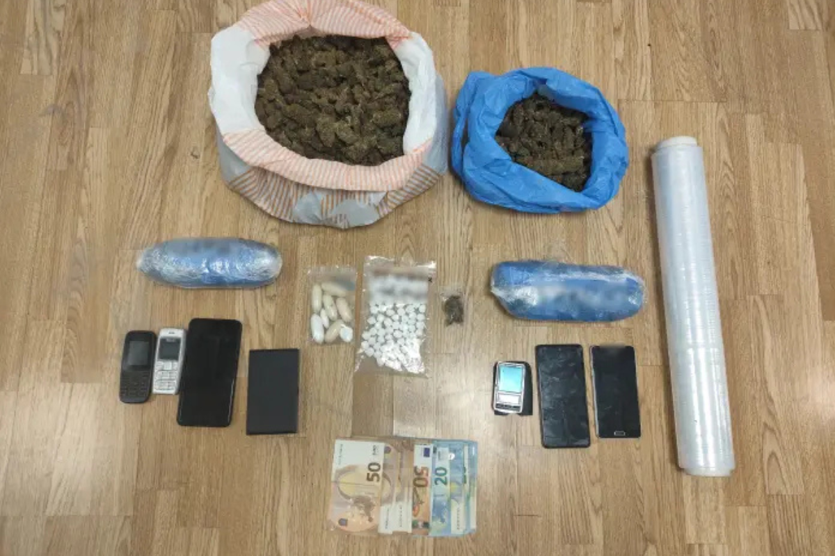 Αθήνα: Δύο συλλήψεις για διακίνηση ναρκωτικών – Κατασχέθηκαν κοκαΐνη και πάνω από 1,5 κιλό κάνναβης