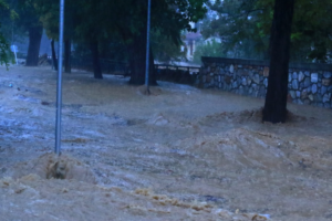 Ναύπακτος: Έπεσαν βράχοι από τη βροχή