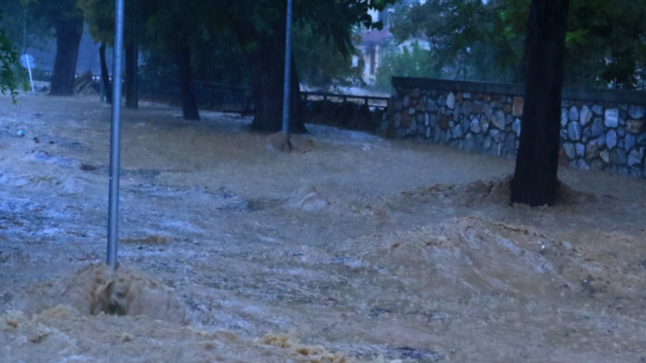 Εύβοια: Νέο 112 – Σφυροκοπά η κακοκαιρία