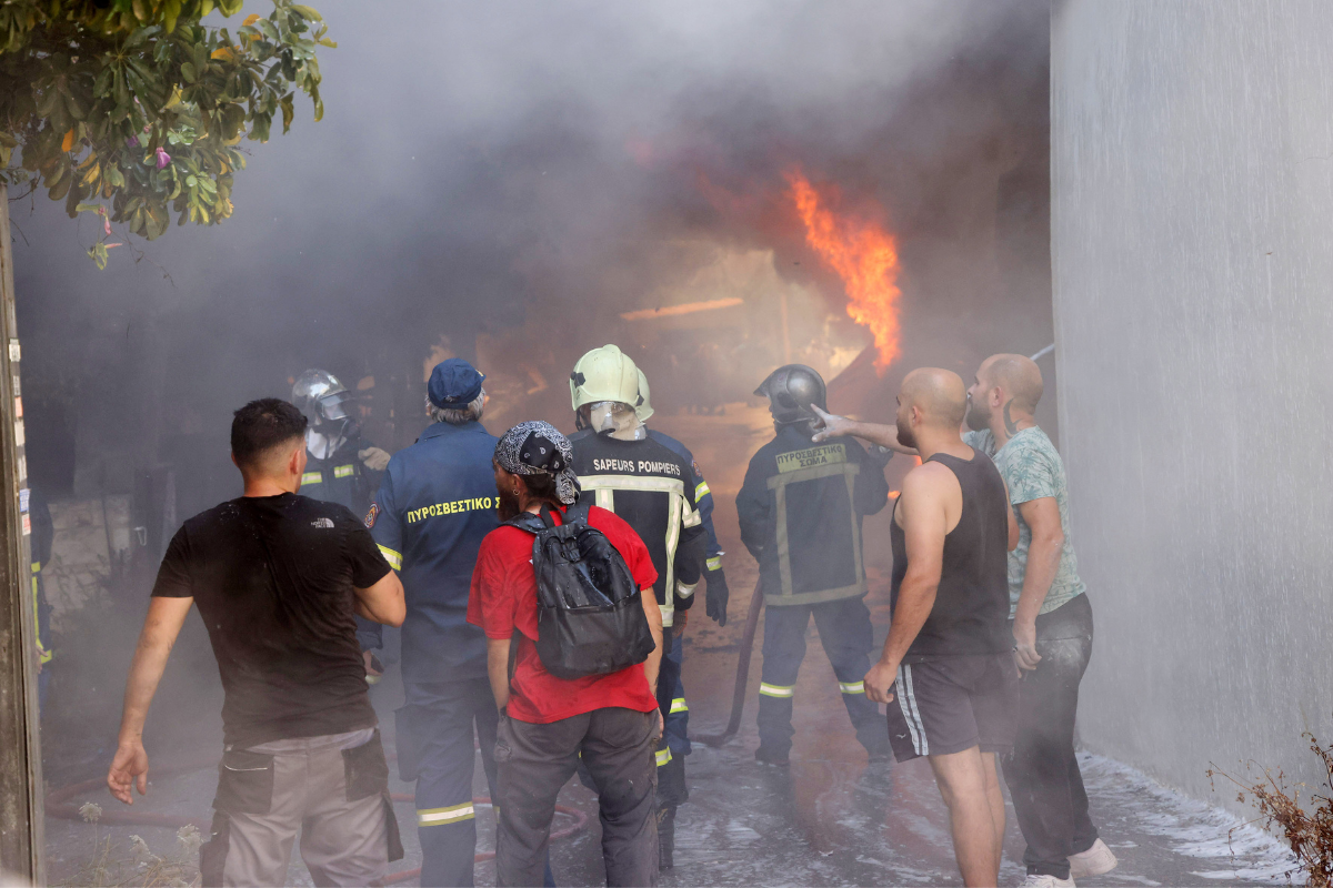 Μεγάλη φωτιά σε εξέλιξη στο Ηράκλειο – Καίγονται σπίτια- Ήχησε το 112