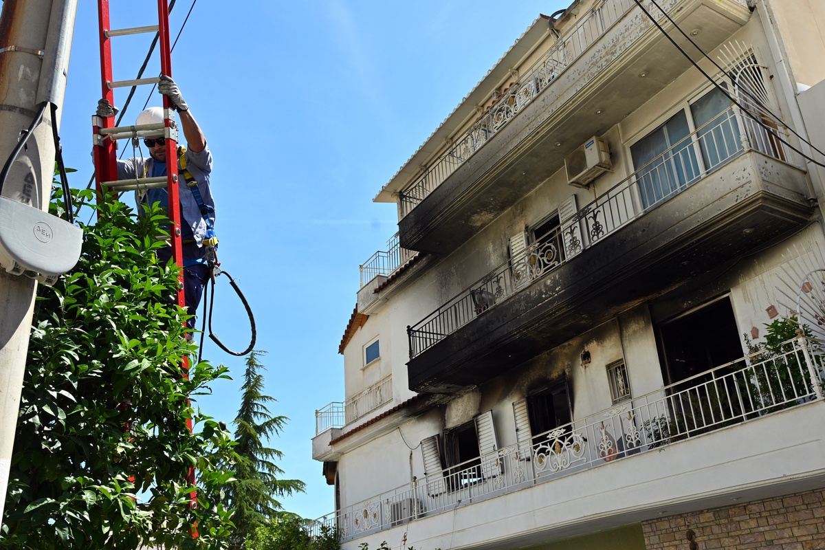 Απεγκλωβισμός ενοίκου από τη φωτιά στον Κορυδαλλό