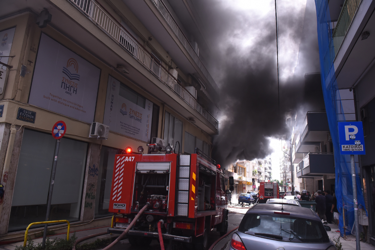Θεσσαλονίκη: Φωτιά σε συνεργείο αυτοκινήτων στην συμβολή των οδών Ευζώνων με Σπάρτης