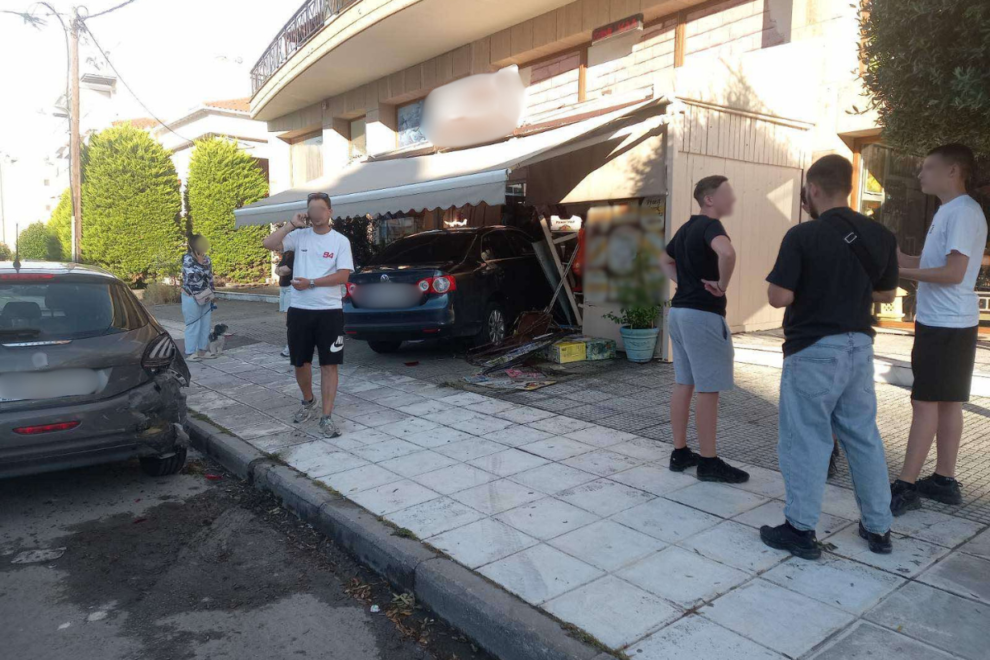 Αυτοκίνητο “καρφώθηκε” σε παντοπωλείο στους Νέους Επιβάτες Θεσσαλονίκης