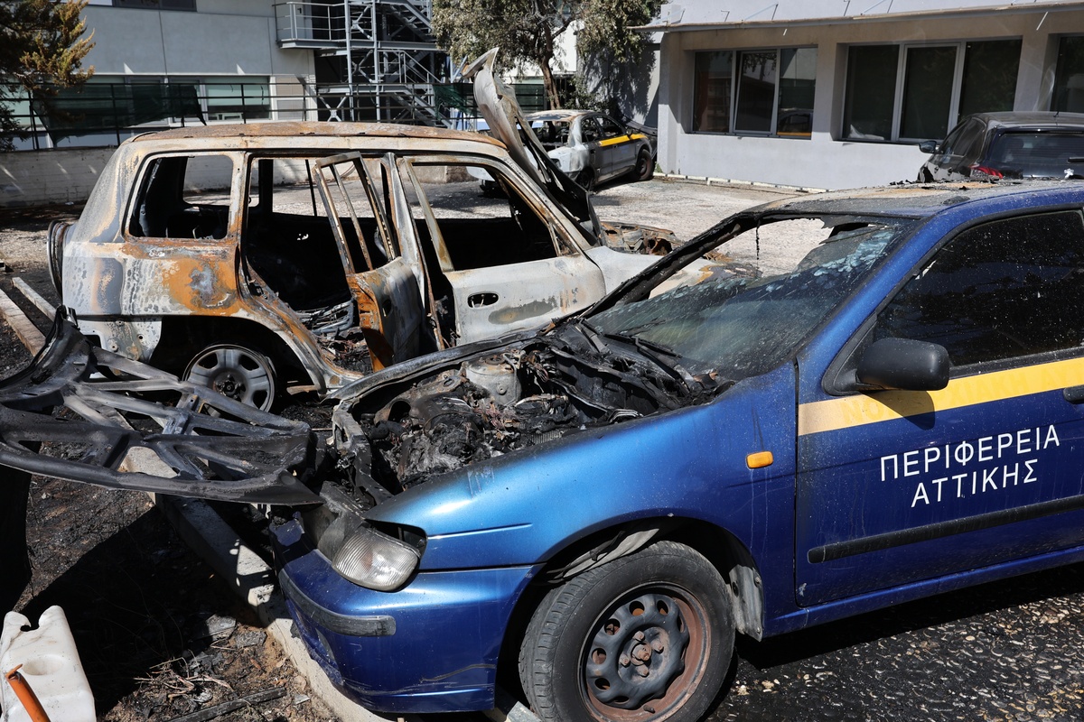 Κατέστρεψαν τρία αυτοκίνητα της Περιφέρειας