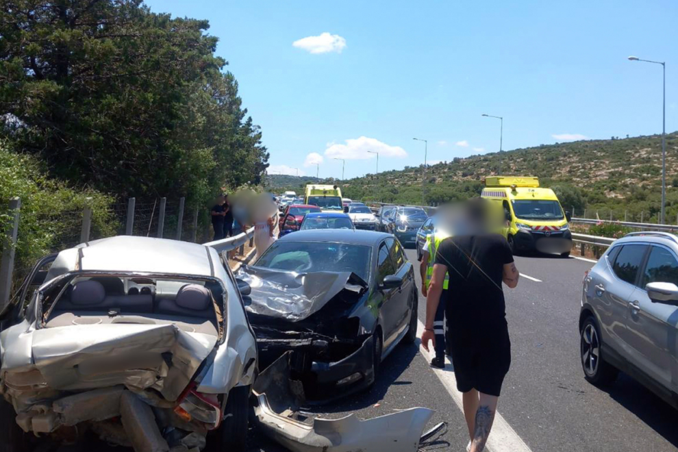 Καραμπόλα με ασθενοφόρο στα Δερβενάκια