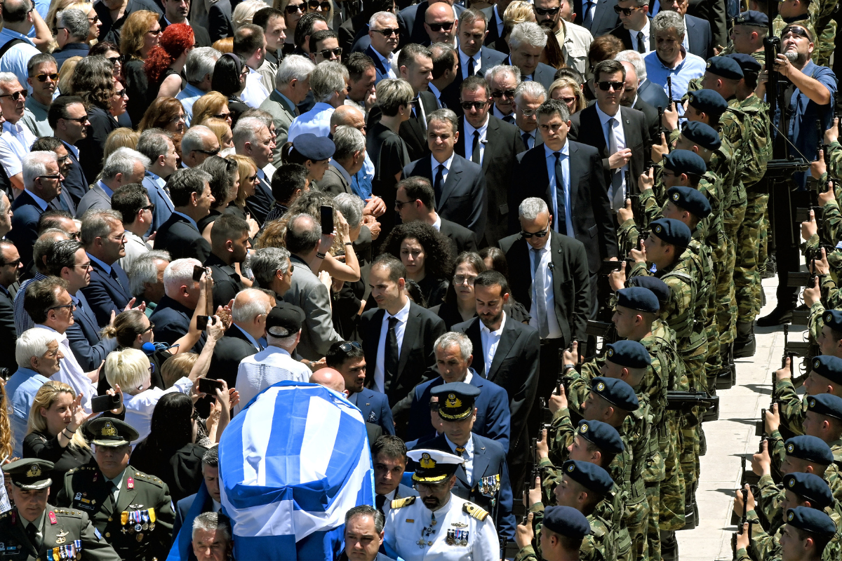 Στην Κόρινθο το τελευταίο αντίο στον Νίκο Ταγαρά