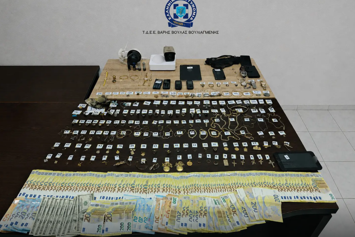 Συνελήφθησαν δύο άτομα στην κατοχή των οποίων εντοπίστηκε πλήθος κλοπιμαίων