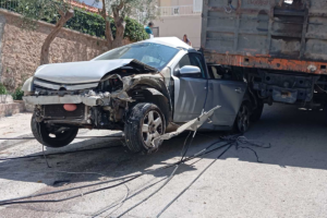 Φορτηγό γκρέμισε κολώνα στην Ηλιούπολη