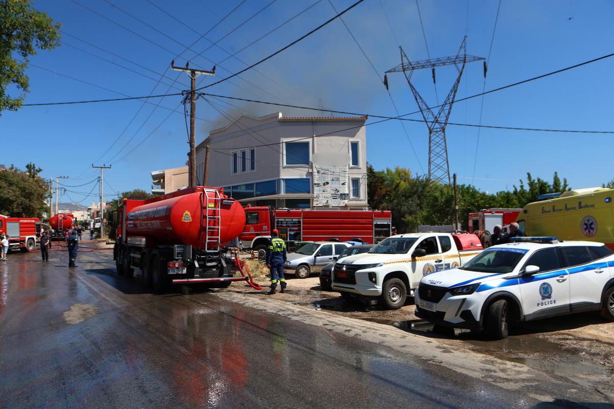 Στάχτη αποθήκη ανταλλακτικών – Κινδύνευσαν σπίτια στο Μενίδι