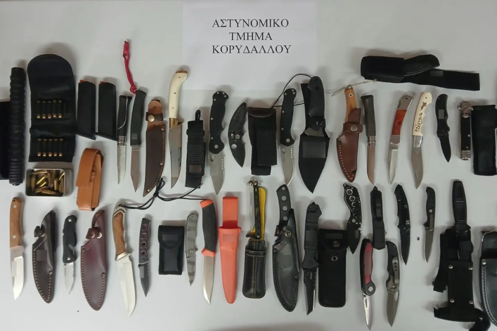 Οπλοστάσιο με μαχαίρια είχε στο σπίτι του 52χρονος στον Κορυδαλλό
