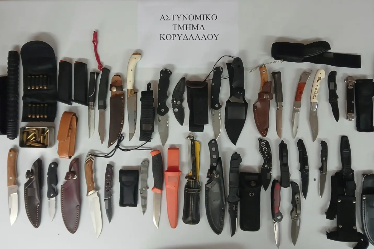 Οπλοστάσιο με μαχαίρια είχε στο σπίτι του 52χρονος στον Κορυδαλλό