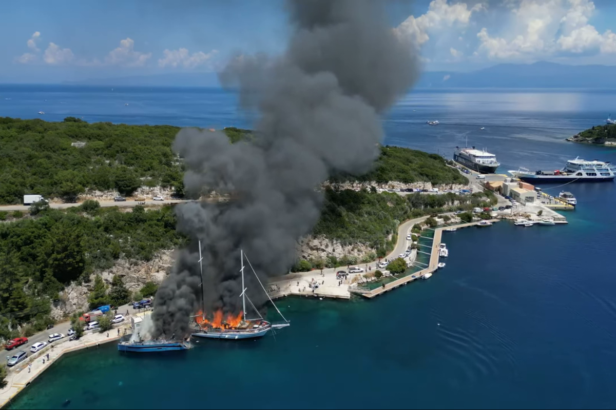 Μεγάλη κινητοποίηση στου Παξούς – Τουριστικά σκάφη στις φλόγες