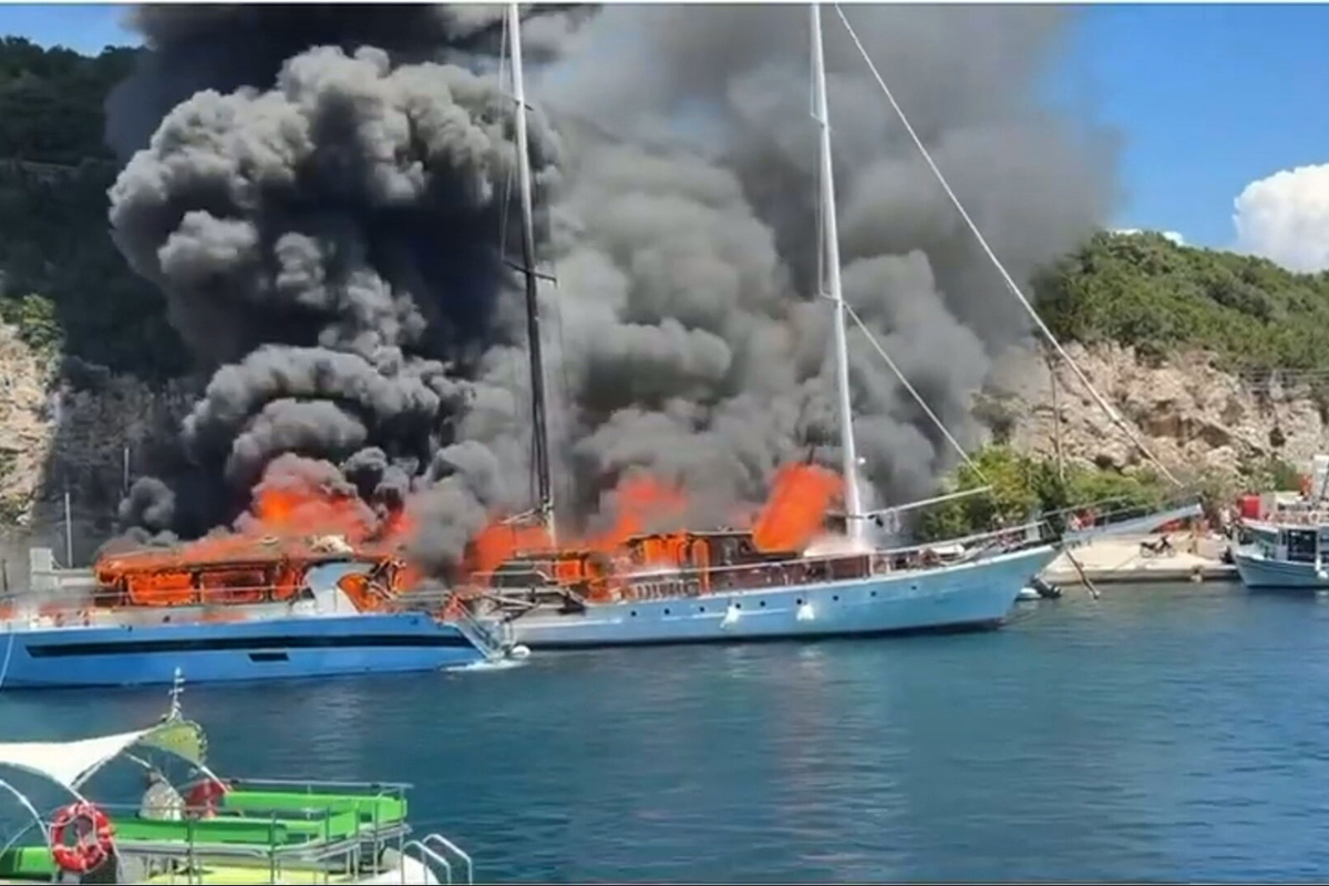 Παξοί: Στις φλόγες δύο σκάφη στο λιμάνι Γάιος