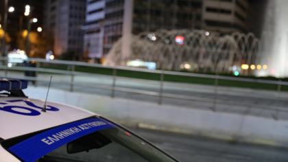 Παράσυρση και εγκατάλειψη στη Ομόνοια – Εκσφενδόνισε πεζό στον αέρα