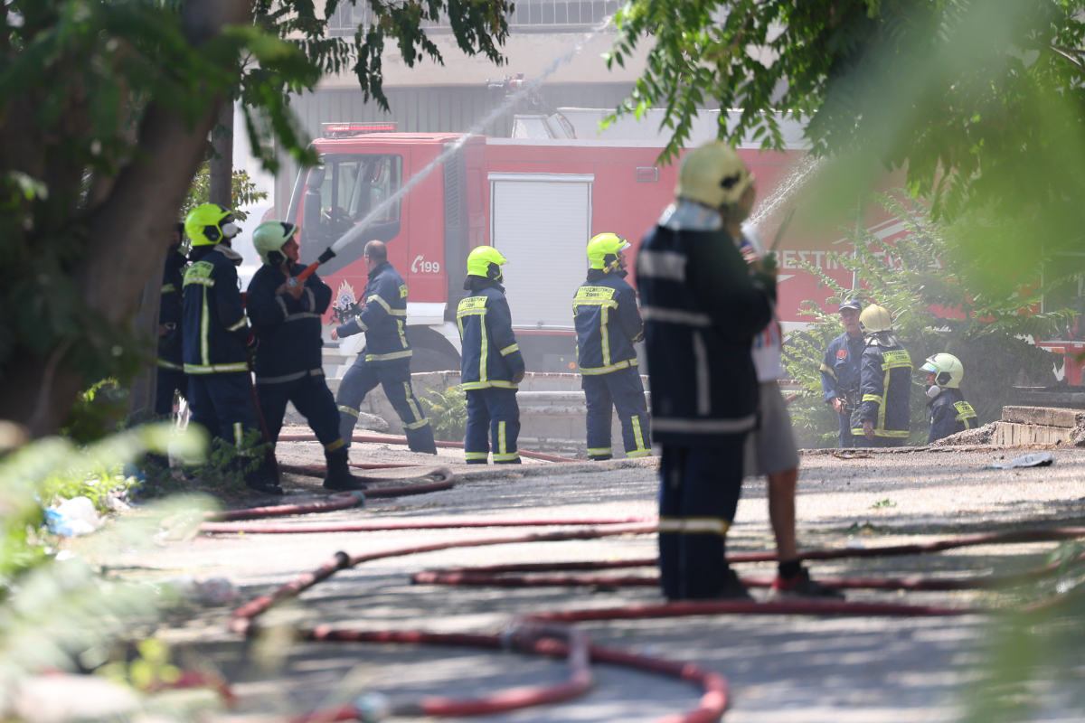 Βίντεο: Συναγερμός στο Αιγάλεω- Φωτιά σε αποθήκη