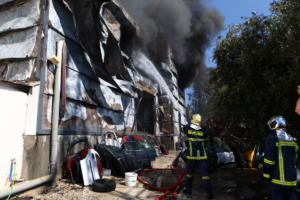 Πυρκαγιά σε επιχείρηση ανταλλακτικών αυτοκινήτων στο Μενίδι