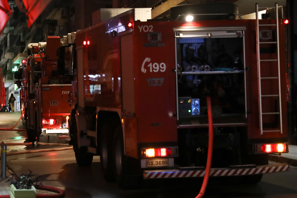Απεγκλωβισμοί στη Θεσσαλονίκη από φλεγόμενο διαμέρισμα