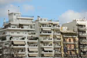 Πώς ξεμπλοκάρει η πώληση κατασχεμένων ακινήτων