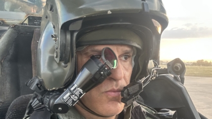 Ο ALPHA πετάει με ελικόπτερο Apache