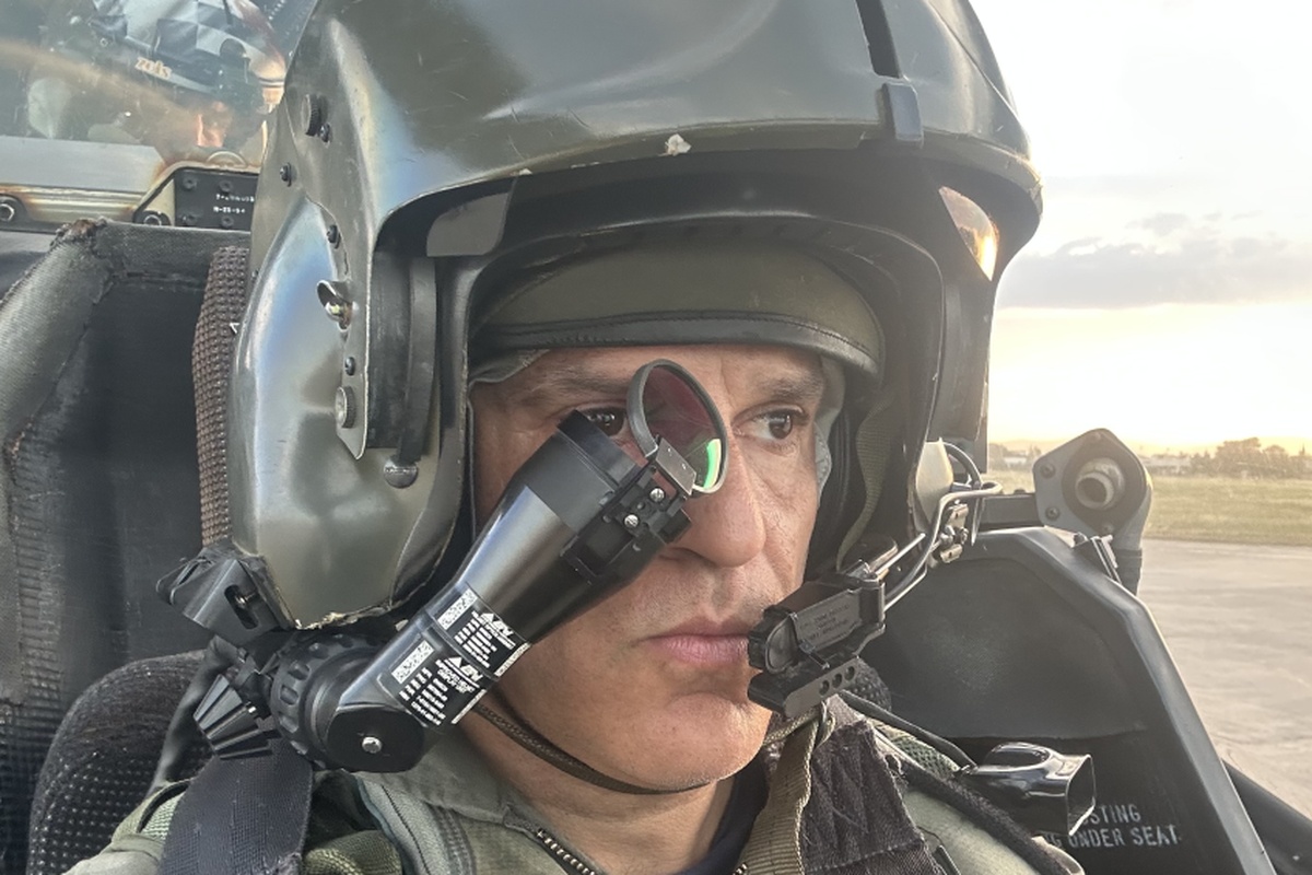 Ο ALPHA πετάει με ελικόπτερο Apache