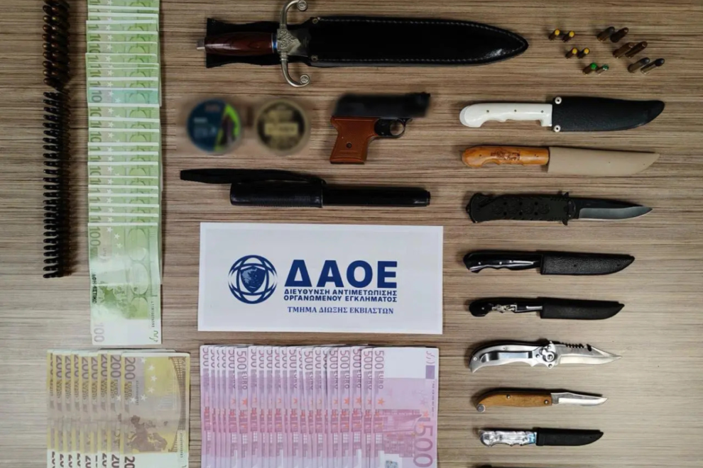 Οπλοστάσιο και πλαστά χαρτονομίσματα σε σπίτι στον Πειραιά