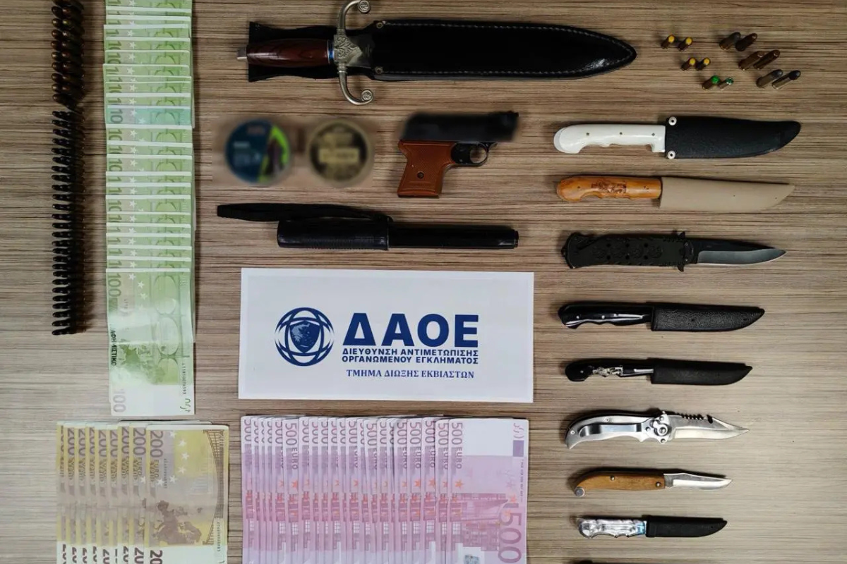 Οπλοστάσιο και πλαστά χαρτονομίσματα σε σπίτι στον Πειραιά