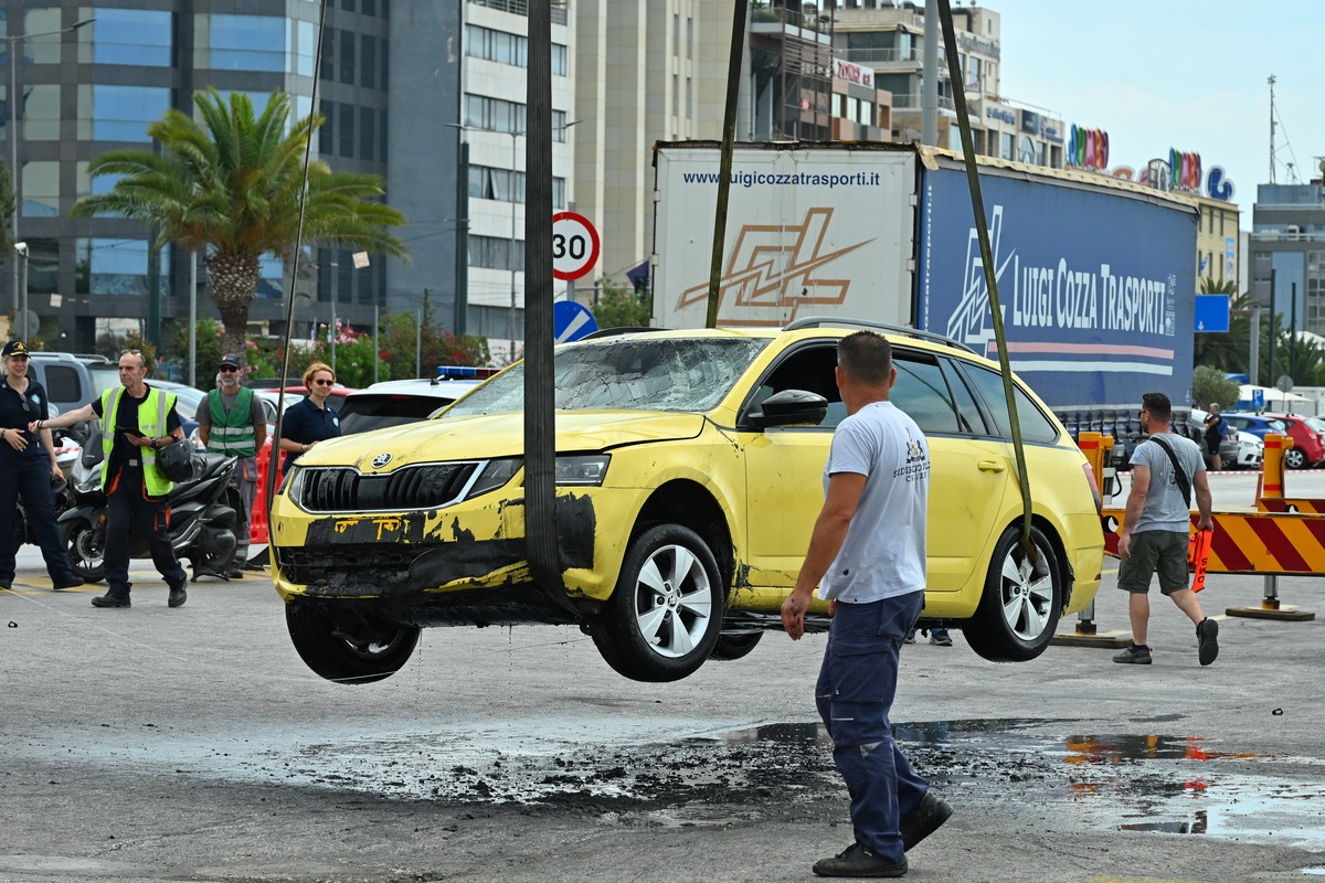 Τραγωδία στον Πειραιά. Νεκρός οδηγός Ταξί που έπεσε με το αυτοκίνητο του στη θάλασσα.