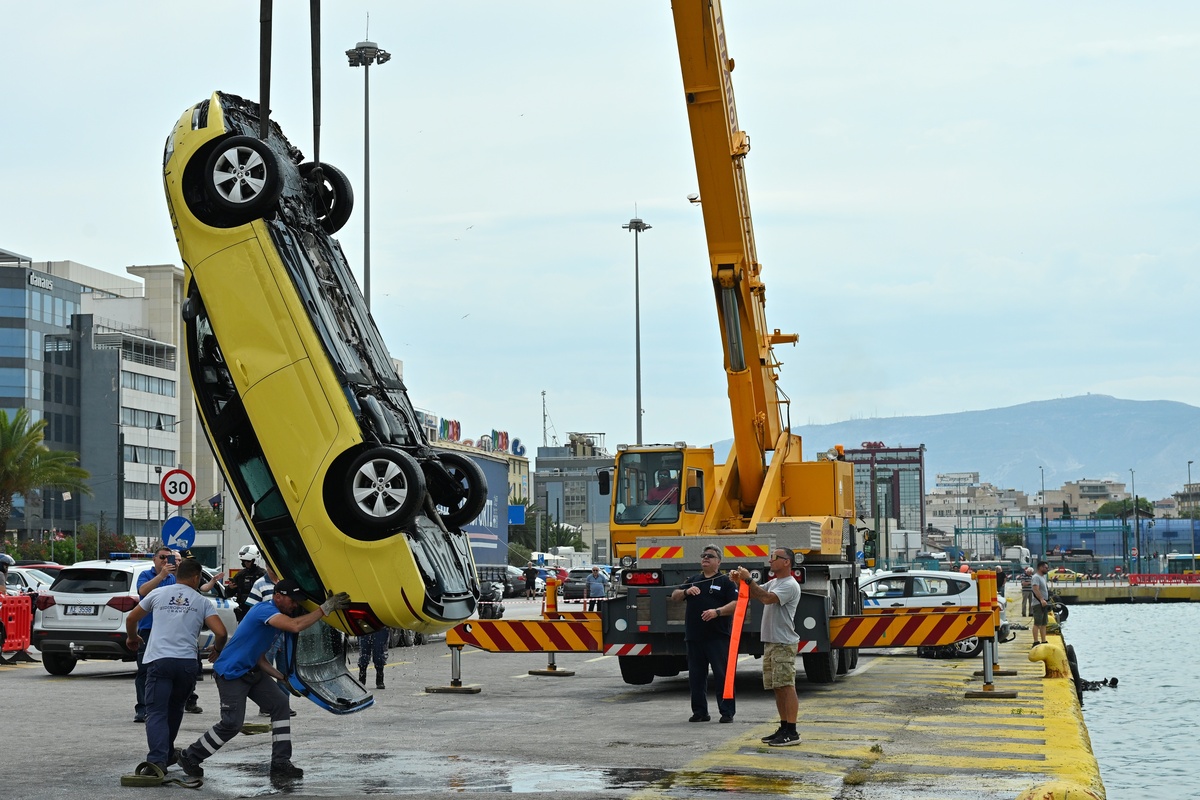 Νεκρός οδηγός ταξί που έπεσε στη θάλασσα