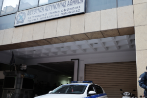 Δίκη για ομαδικό βιασμό στο τμήμα Ομόνοιας