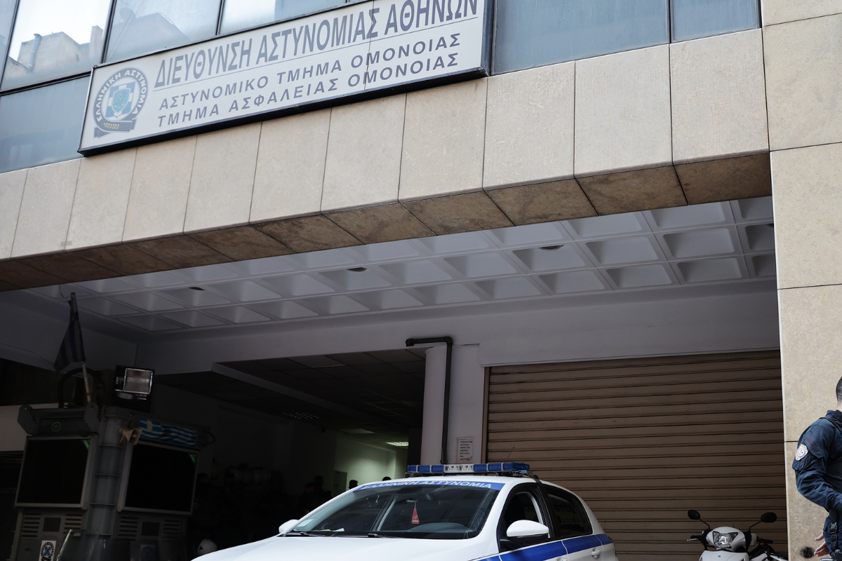 Δίκη για ομαδικό βιασμό στο τμήμα Ομόνοιας