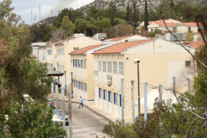 Εκκενώνεται το Ψυχιατρικό νοσοκομείο στο Δαφνί – Φωτιά στο Ποικίλο Όρος