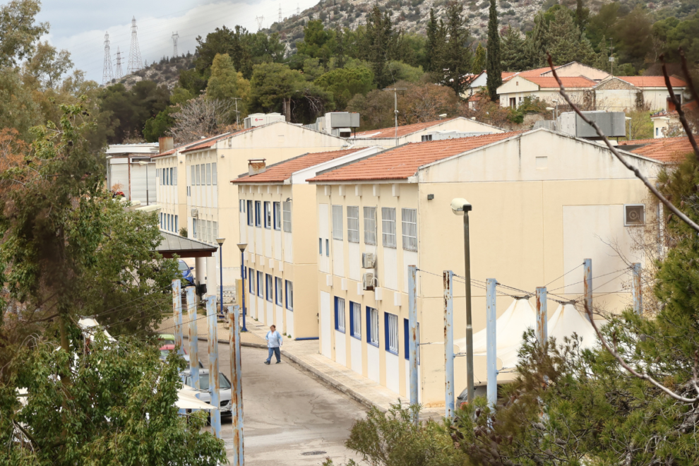 Εκκενώνεται το Ψυχιατρικό νοσοκομείο στο Δαφνί – Φωτιά στο Ποικίλο Όρος