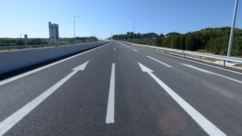 Αποκλειστικό: Άγνωστοι “πετροβόλησαν” λεωφορείο στην Ολυμπία Οδό
