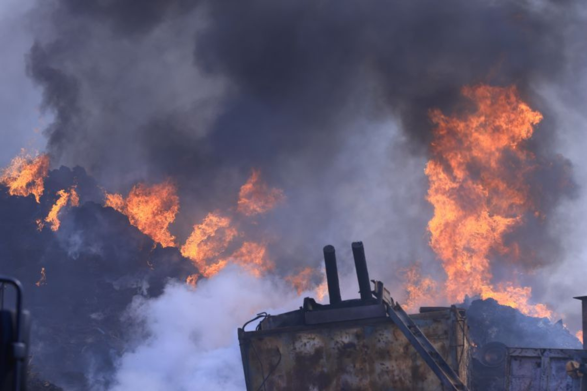 Κόλαση φωτιάς στη Λάρισα- Κάηκε και άλλο εργοστάσιο ανακύκλωσης