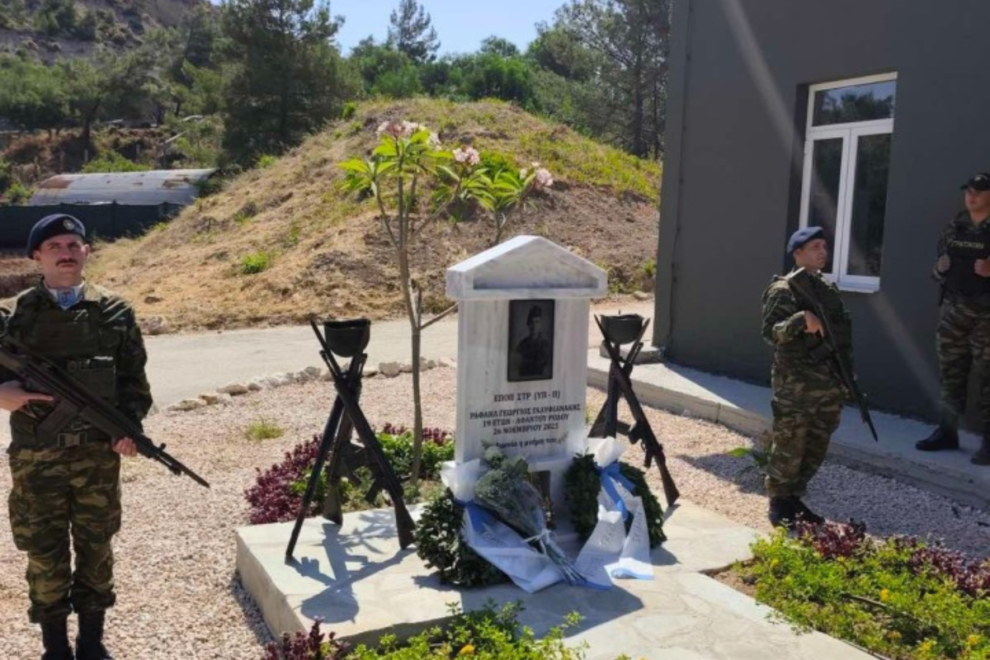 Ρόδος: «Λύγισε» η μητέρα του 19χρονου Ραφαήλ μπροστά στο μνημείο του