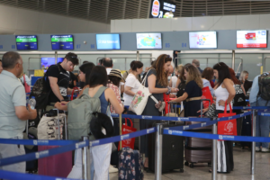 Βούλιαξαν από ταξιδιώτες τα ελληνικά αεροδρόμια στο πρώτο εξάμηνο – Ξεπέρασαν τα 33,9 εκ.
