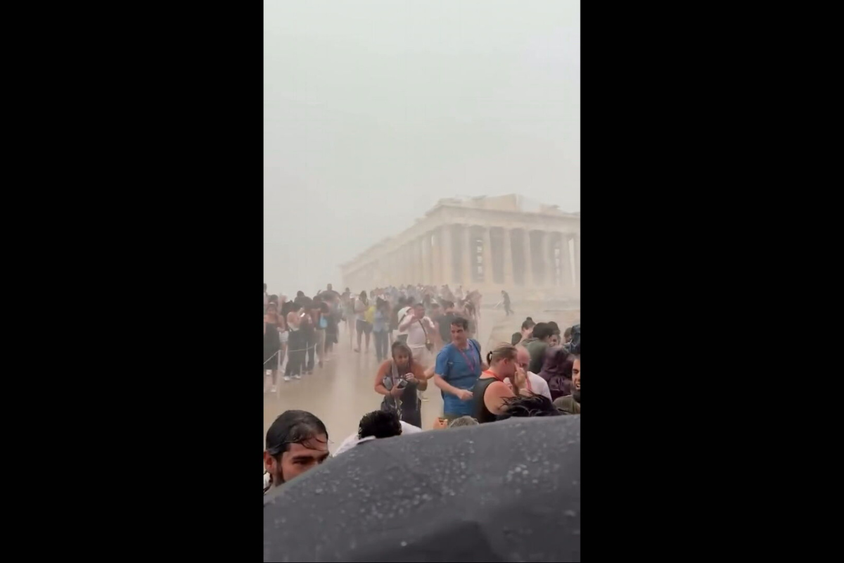 Καταιγίδα στην Ακρόπολη: Τουρίστες κατεβαίνουν βιαστικά από τον Ιερό Βράχο