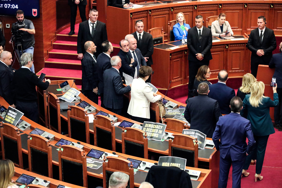 Χάος στην Αλβανική βουλή – Πέταξαν μπουκάλια με νερό στον Ράμα