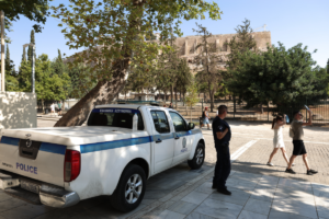 Τους τραυμάτισε με μαχαίρι στην Ακρόπολη