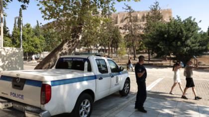 Τους τραυμάτισε με μαχαίρι στην Ακρόπολη