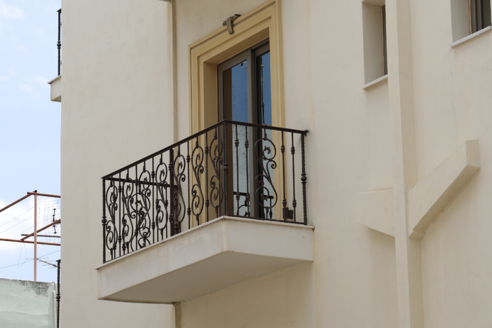 Παιδί μόνο του στον 5ο όροφο στην Πάτρα